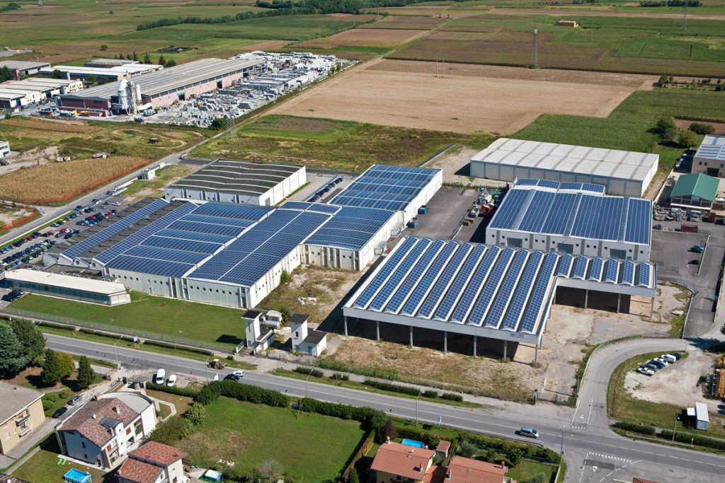 fotografie ripresa aerea azienda con fotovoltaico