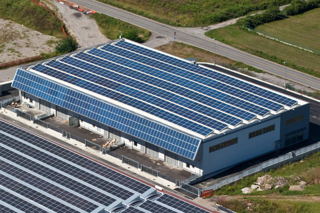 fotografie ripresa aerea azienda con fotovoltaico pannelli solari