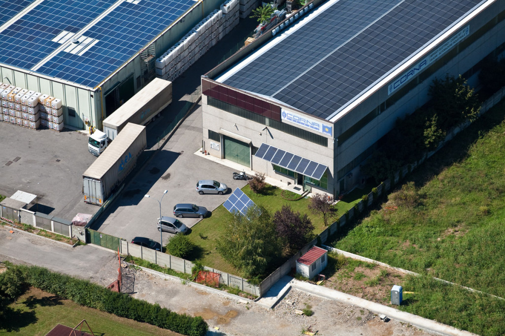 fotografie parcheggio azienda con tetto fotovoltaico