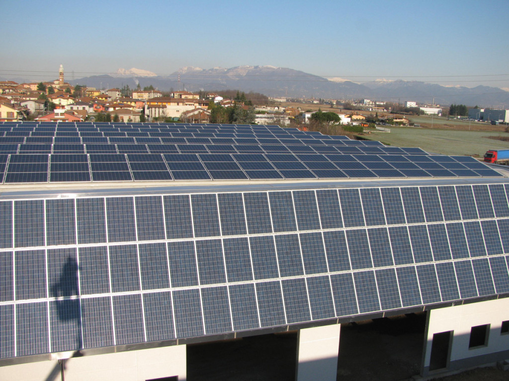 fotografie tetto di un'azienda con impianto fotovoltaico