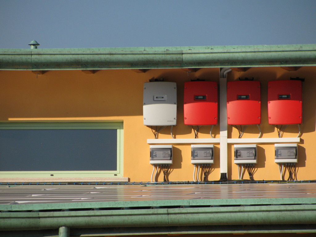 fotografie inverter applicati su parete della scuola con impianto fotovoltaico