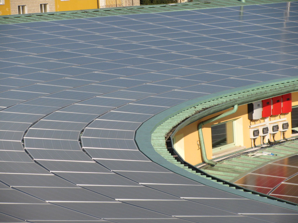 fotografie particolare di un tetto con impianto fotovoltaico