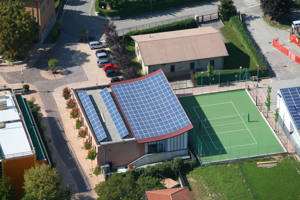 fotografie aerea centro sportivo con tetto in fotovoltaico