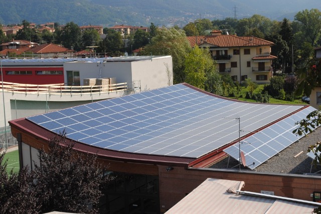 fotografie tetto fotovoltaico centro civico Barzana